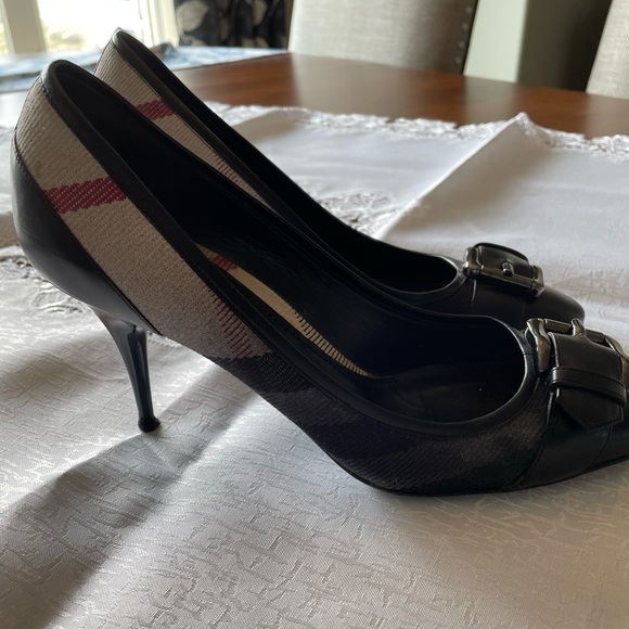 Burberry Pumps - Picture 1 of 6